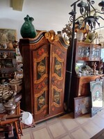 Antik faragott festett szekrény.