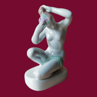 Aquincum porcelán figura fésülködő női akt