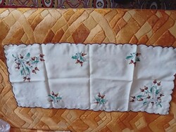 MAKK MINTÁS SÁRGA FUTÓ KÉZIMUNKA ASZTAL  TERÍTŐ, GÉPI KÖRBESZEGETT