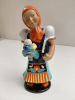 Hibátlan jelzett Szécsi Jolán kerámia  figura, Matyó menyecske virággal, kifejezetten szép festés