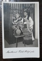 1940-körül Mezőkövesd. Fiatal Matyó pár.