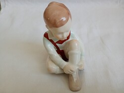 Aquincum porcelán figura cipőt fűző fiú
