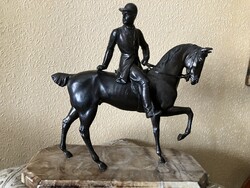 Díjlovas ón szobor, márvány talpon 260326