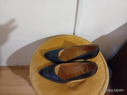 NEGYEDÁRON FEKETE BŐR NŐI ELEGÁNS MAGASSARKÚ CSINOS 36-OS KÖRÖMCIPŐ SZEKRÉNYBEN TARTOTT
