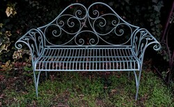 Világoszöld kerti pad – elegáns és masszív