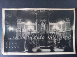 Vintage templomi koncert fotó – kórus és zenekar, monumentális belső tér
