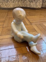 Aquincum porcelán figura öltözködő lány