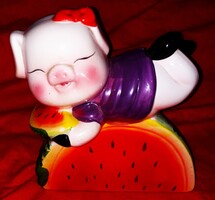 Tündéri KERÁMIA malacpersely Malac a dinnyeszeleten 16 x 16 x 5cm a képek szerint