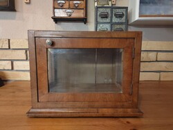 Asztali fa vitrin bemutató szemléltető antik réz fogantyú