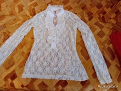 FEHÉR HOSSZÚ UJJÚ CSIPKÉS BLÚZ ,  MÉRETEK:VÁLLA:40 CM, UJJA.60 CM, HOSSZ.60 CM  FELLÉPÉSRE FELVETT