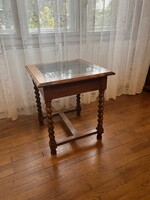 Üveges dohányzó asztal koloniál stílusú