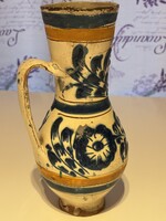 Régi, népi kerámia bokály.