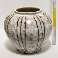Hódmezővásárhelyi, fekete vonalmintás, fekete, szürke mázas kerámia gömbváza (3779)