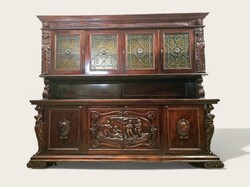 Gyönyörű antik tálalószekrény.