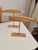 Rusztikus stílusú, kézzel készített fa halszobrok, 25cm magasak, talpa 4,5cm széles
