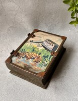 Antik könyv formájú vörös rézlemez dobozka tigrises cigaretta reklámos képpel (sérült)