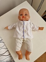 Újszülött,  pislogós baba, 37cm magas, a teste puha, a feje és végtagjai puhább műanyagból készült