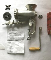 Öntött vas húsdaráló eredeti dobozában. 10-es