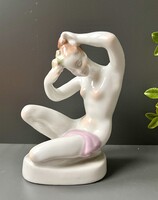 Antik vintage kézzel festett Aquincum porcelán fésülködő, térdelő női akt