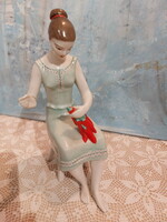 Hollóházi porcelán figurális szobor, kézzel festett, paprikát fűző lány