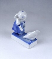 1Z602 Kék fehér Zsolnay porcelán figura tyúkot etető lány