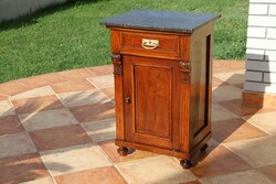 Ónémet márványlapos, faragott éjjeliszekrény