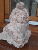 Nagy Sándor Anya gyerekével, vörösmárvány.