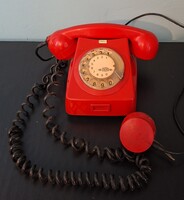Piros telefonkészülék. Mechanikai Művek 1983. Tárcsás,  retro telefon.  Képeken látható állapot!