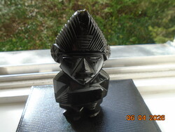 Azték-Maya kézzel faragott fekete barna Obszidián sámán szobor