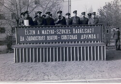 Régi fotónegativok - Katonaélet - Éljen a szovjet-magyar barátság! Sakk-sport-zenekar  26040519