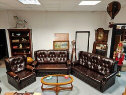 Ágyazható bőr Chesterfield ülőgarnitúra antikolt barna színben ágyneműtartós, a fotel relax funkciós