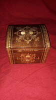 Antik gyönyörű intarziás fa kicsi kincsesláda kövekkel szép állapotban 9 x 6 x 7 cm képek szerint