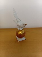 Porcelán madár aranyozott gömbön – Jelzett