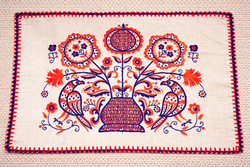 Madaras hímzéses párnahuzat