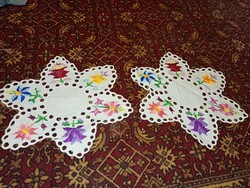 Kézzel hímzett, csillag alakú darabok kalocsai hímzésű terítők vagy doily
