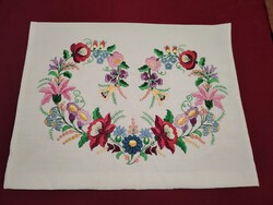 Hímzett díszpárnahuzat