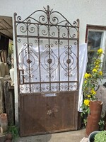 Antik kovácsoltvas kapu