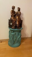 Debreczeni Zsóka és Pelcz Zoltán - Padon ülő szerelmes pár 84 cm, bronzírozott samott, türkizmázas