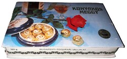 1951. BÉV. CSEMEGE ÉDESIPARI GYÁR 180 g konyakosmeggy doboz 21 x 13 cm a képek szerint