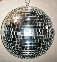 1970-80 S' évek MENNYEZETI ÓRIÁS DISZKÓGÖMB Átmérő 30 cm, kerület 94 cm a képek szerint