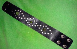 Régi HEAVY METAL rocker piramis szegecselt fekete bőr csuklószorító 21 cm a képek szerint