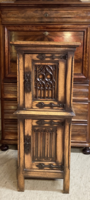 Neogótikus stílusú állószekrény