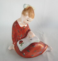 Bodrogkeresztúri kerámia kislány könyvet olvasó lány