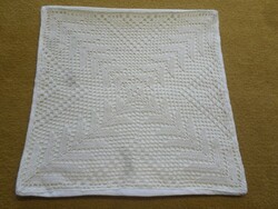 Halvány krém horgolt csipkés díszpárna huzat.