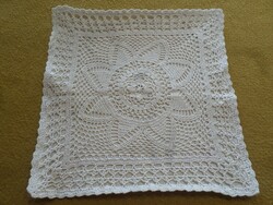 Halvány bézs horgolt csipkés díszpárna huzat.