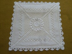 Törtfehér horgolt csipkés zippes díszpárna huzat.