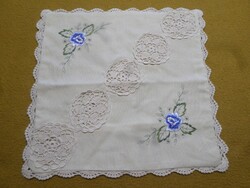 Hímzett, horgolt csipkés díszpárna huzat.