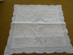 Hófehér hímzett szalagos fodros párnahuzat.