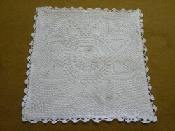 Fehér horgolt csipkés zippes díszpárna huzat.