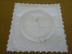 Hófehér hímzett, horgolt csipkés, zippes díszpárna huzat.